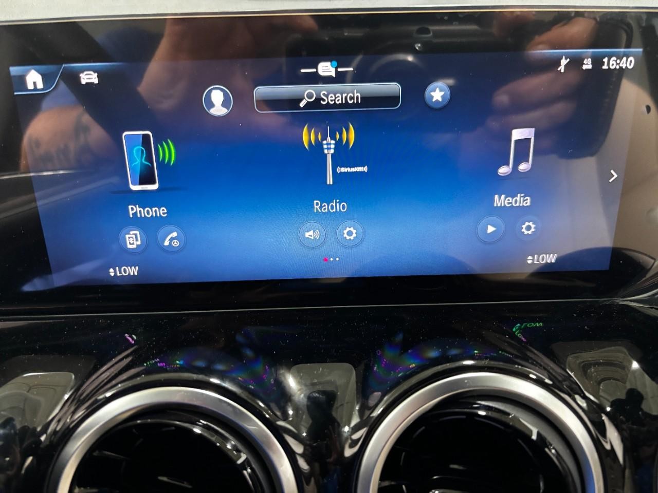 Mercedes-Benz GLA Vehicle Full-screen Gallery Image 25