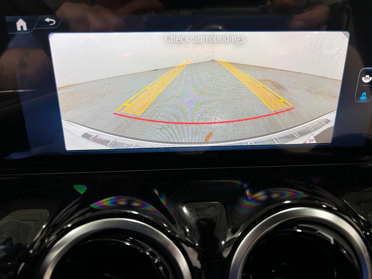 Mercedes-Benz GLA Vehicle Full-screen Gallery Image 26