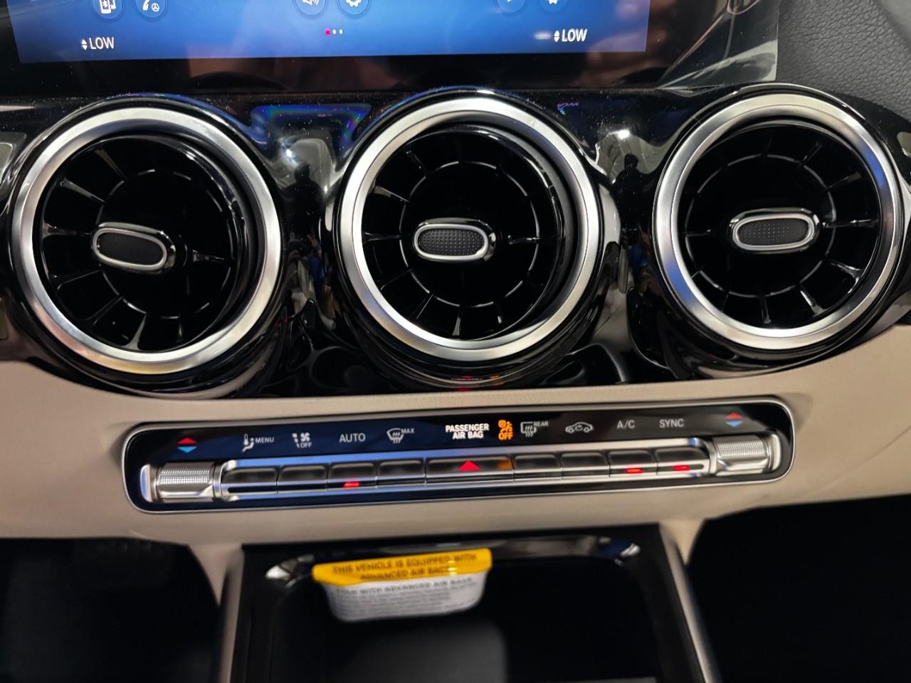 Mercedes-Benz GLA Vehicle Full-screen Gallery Image 27