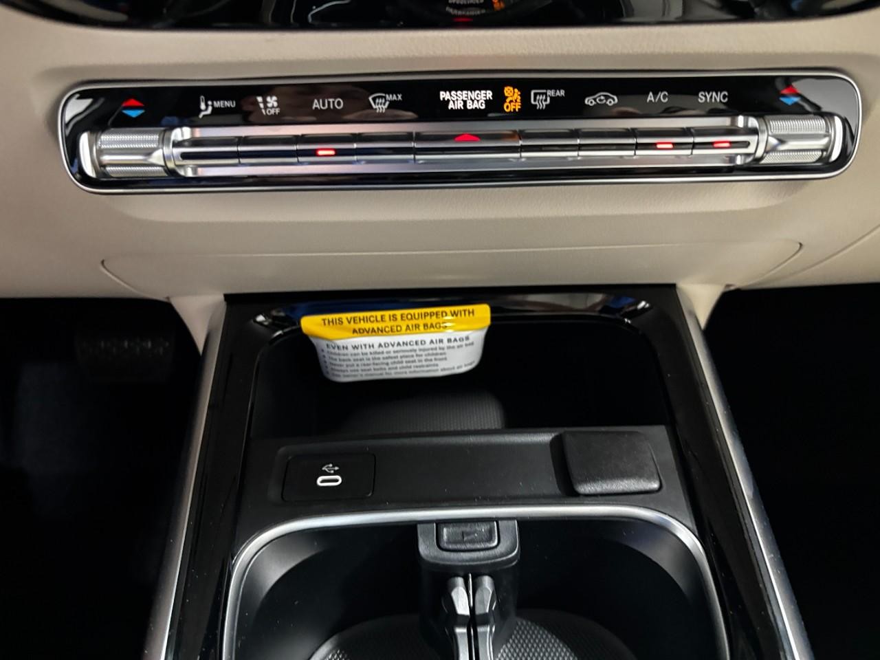 Mercedes-Benz GLA Vehicle Full-screen Gallery Image 28