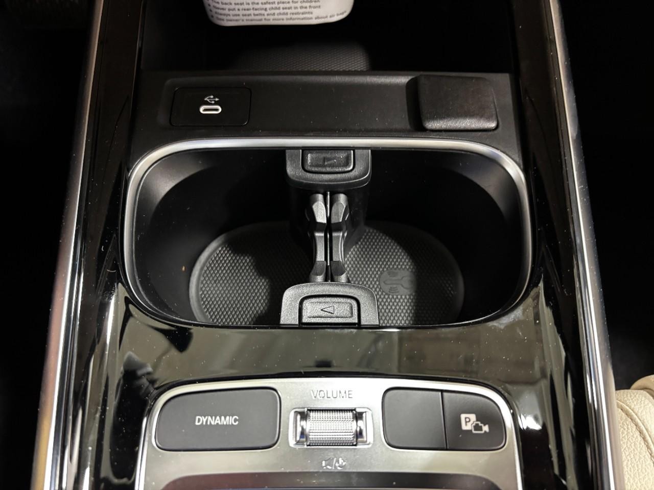 Mercedes-Benz GLA Vehicle Full-screen Gallery Image 29