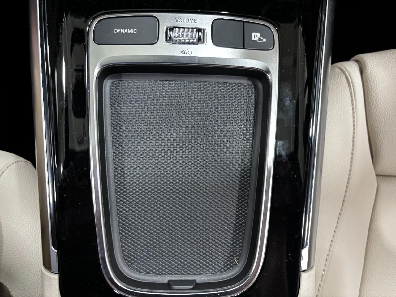 Mercedes-Benz GLA Vehicle Full-screen Gallery Image 30