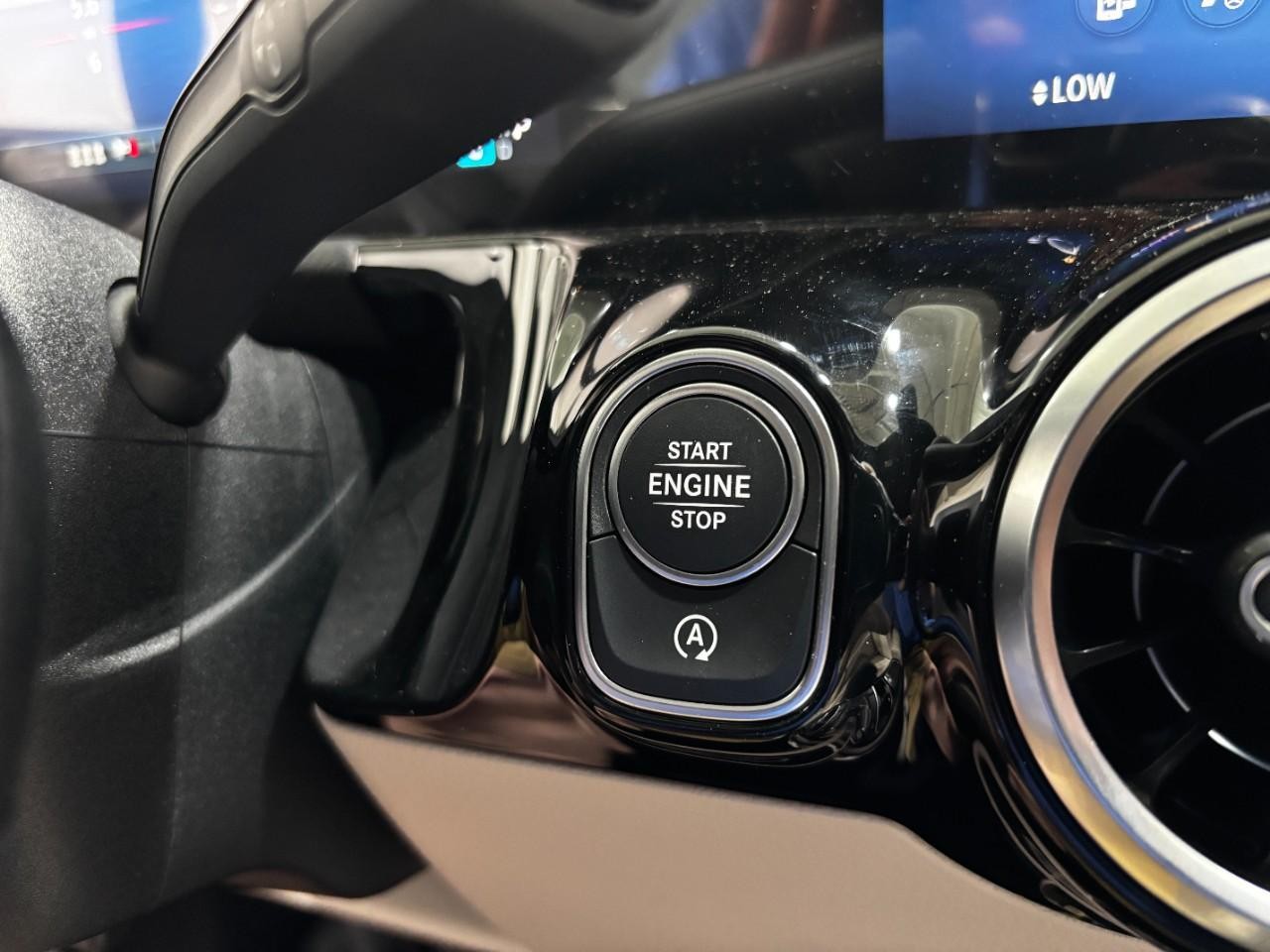 Mercedes-Benz GLA Vehicle Full-screen Gallery Image 31