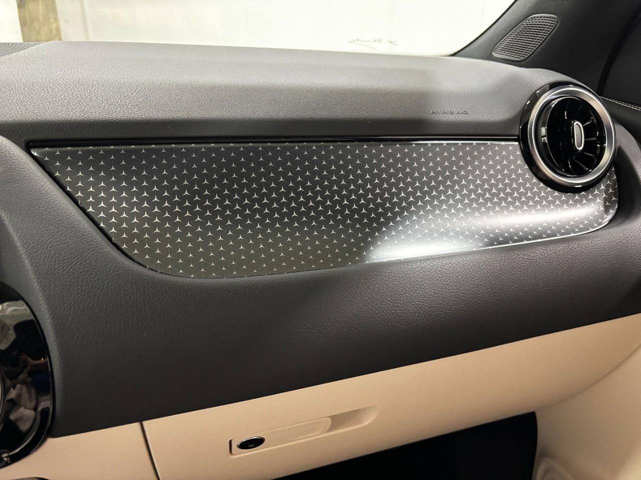 Mercedes-Benz GLA Vehicle Full-screen Gallery Image 32