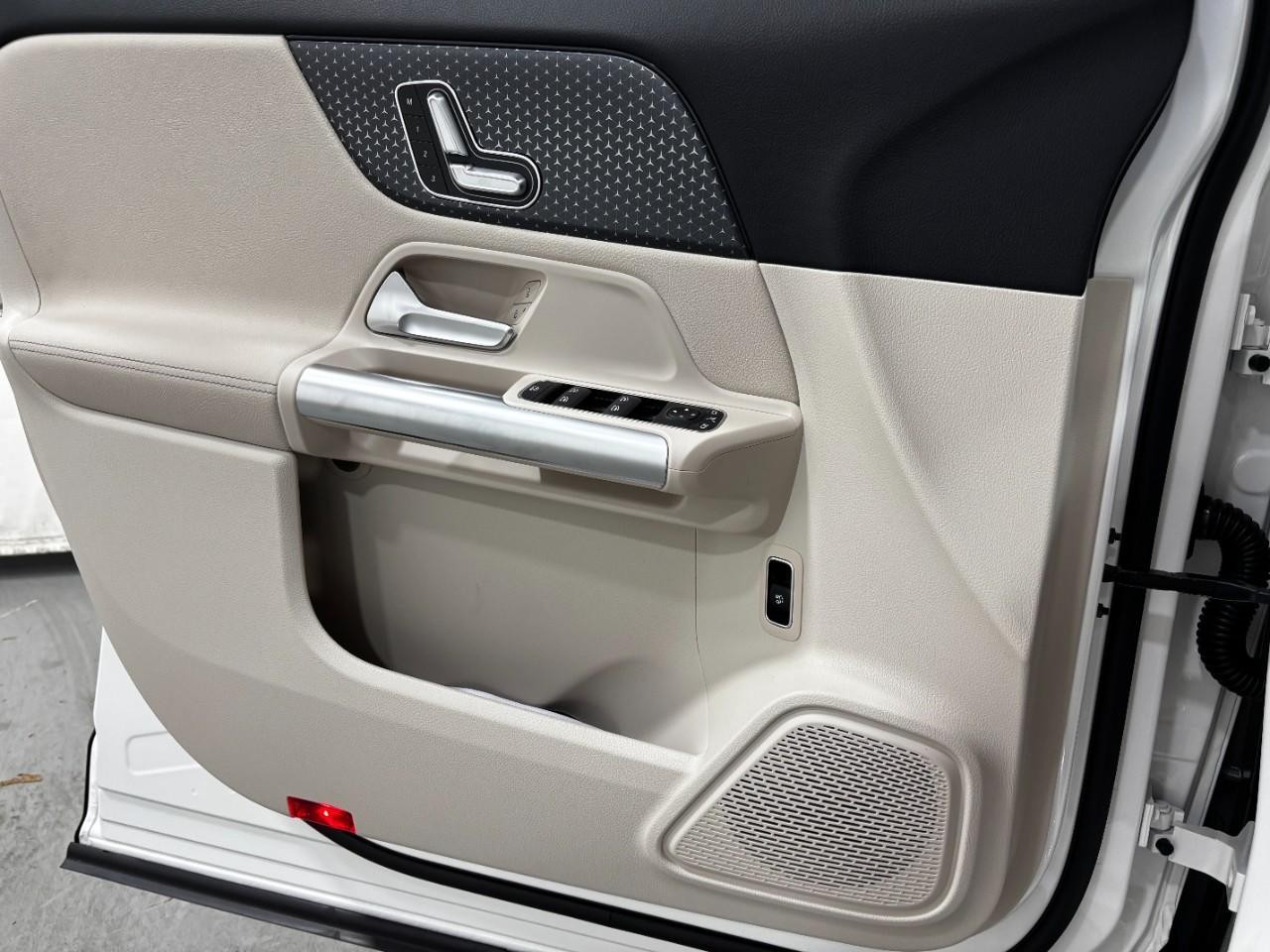 Mercedes-Benz GLA Vehicle Full-screen Gallery Image 33