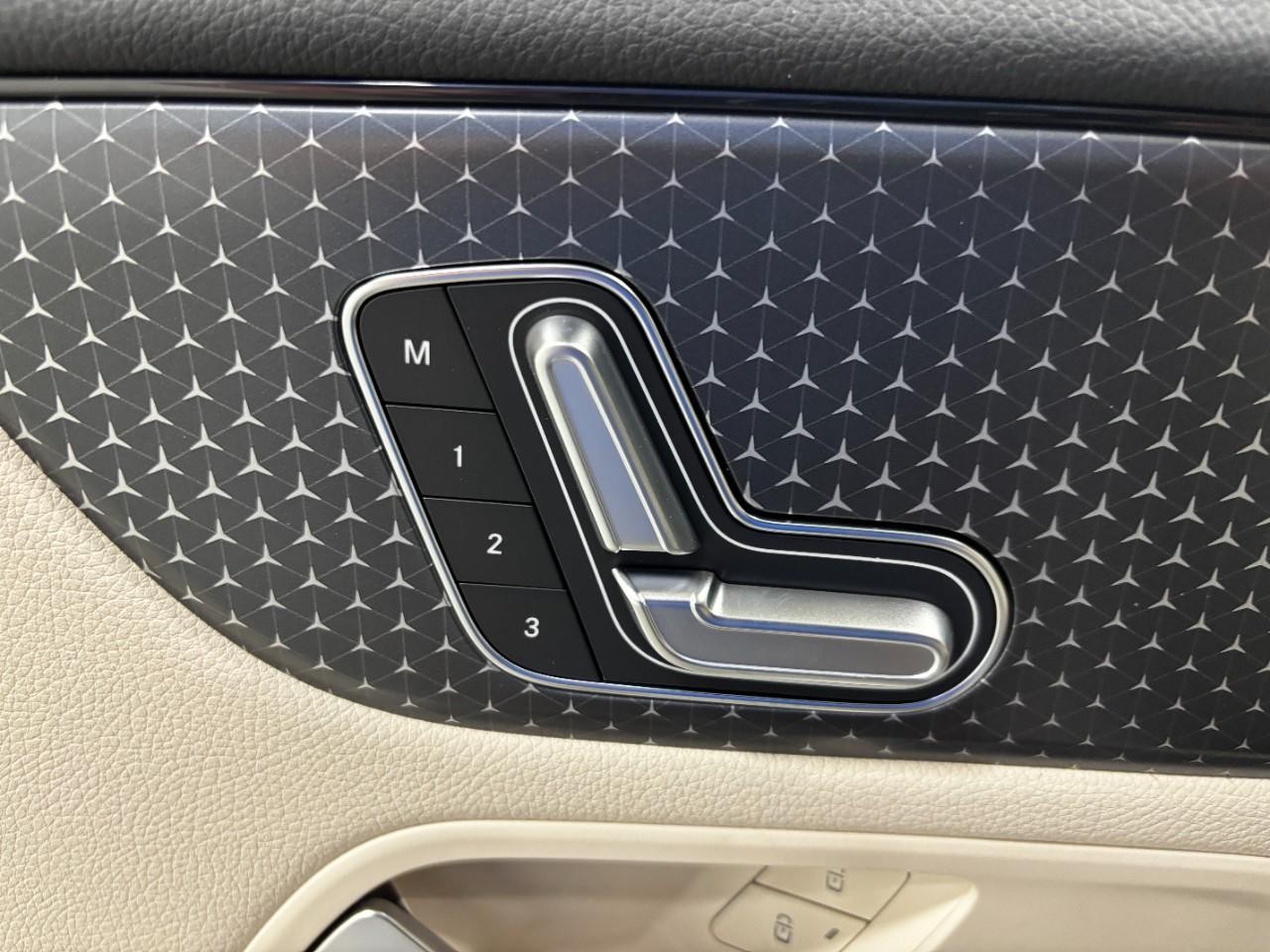 Mercedes-Benz GLA Vehicle Full-screen Gallery Image 34