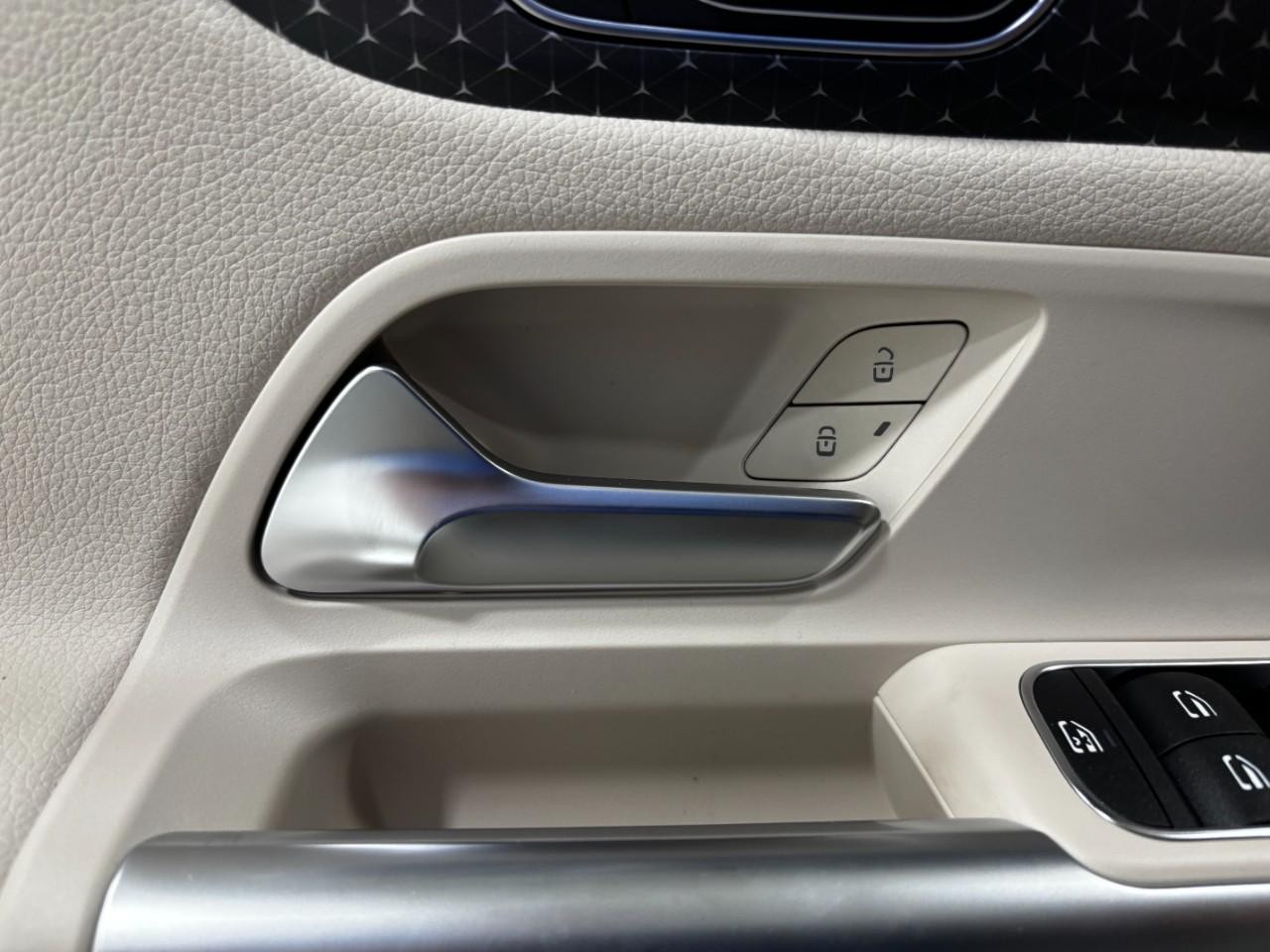 Mercedes-Benz GLA Vehicle Full-screen Gallery Image 35