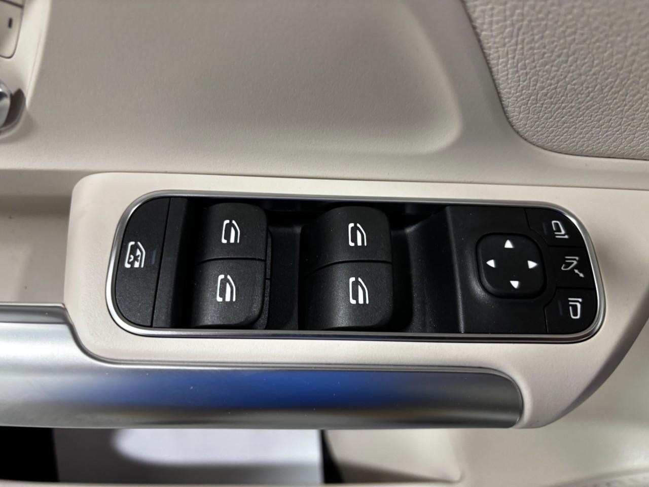 Mercedes-Benz GLA Vehicle Full-screen Gallery Image 36