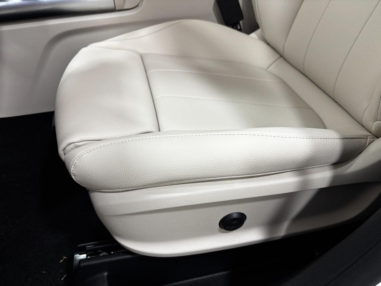 Mercedes-Benz GLA Vehicle Full-screen Gallery Image 37