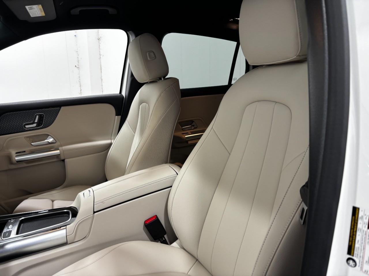 Mercedes-Benz GLA Vehicle Full-screen Gallery Image 38