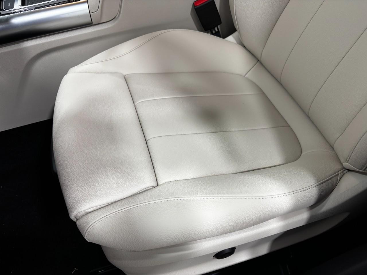 Mercedes-Benz GLA Vehicle Full-screen Gallery Image 39