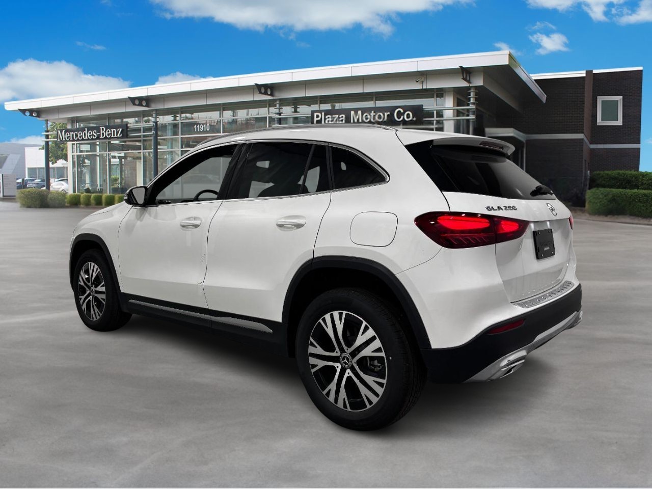 Mercedes-Benz GLA Vehicle Full-screen Gallery Image 3