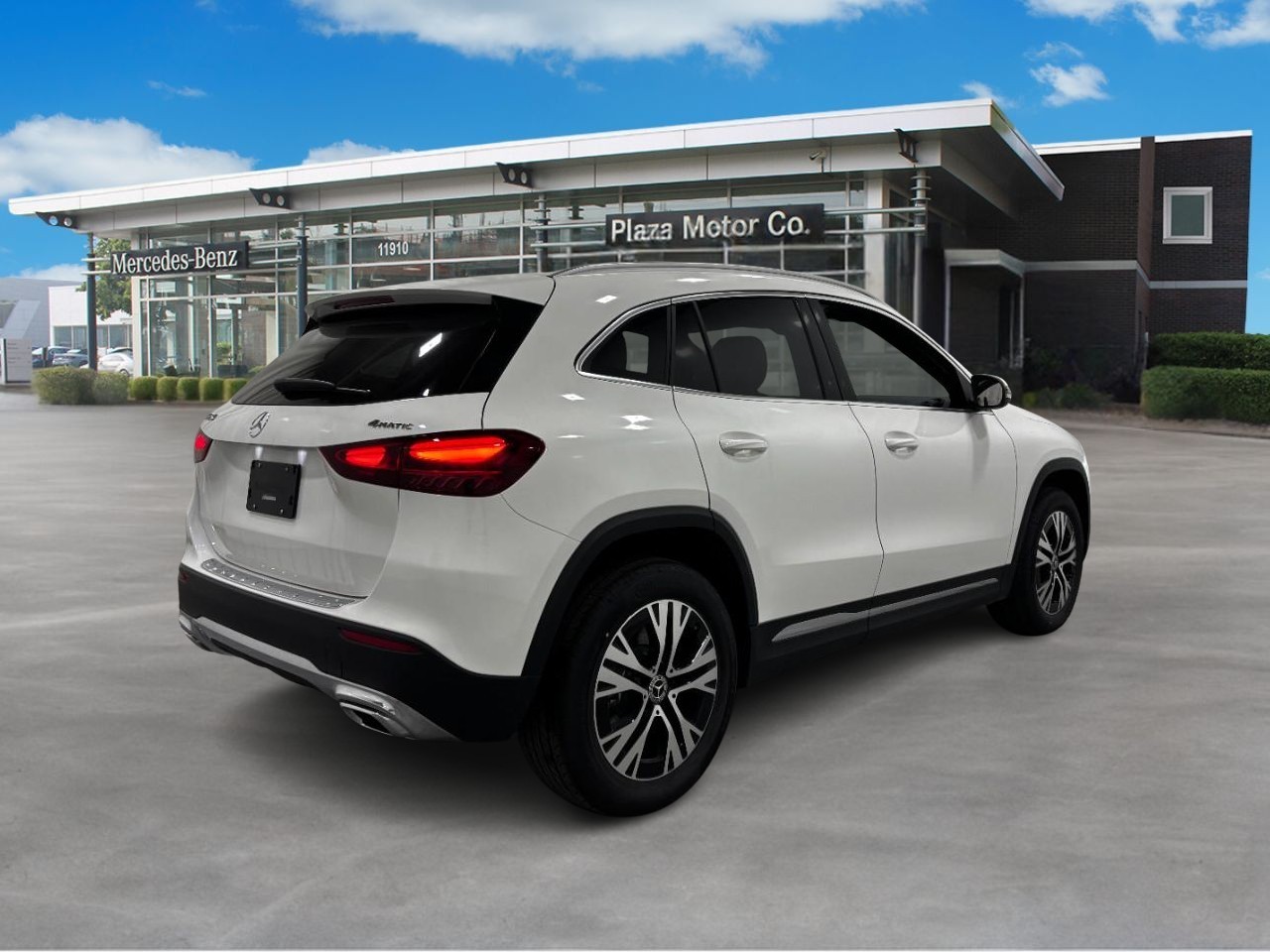 Mercedes-Benz GLA Vehicle Full-screen Gallery Image 4