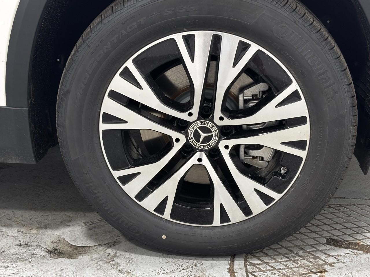 Mercedes-Benz GLA Vehicle Full-screen Gallery Image 5