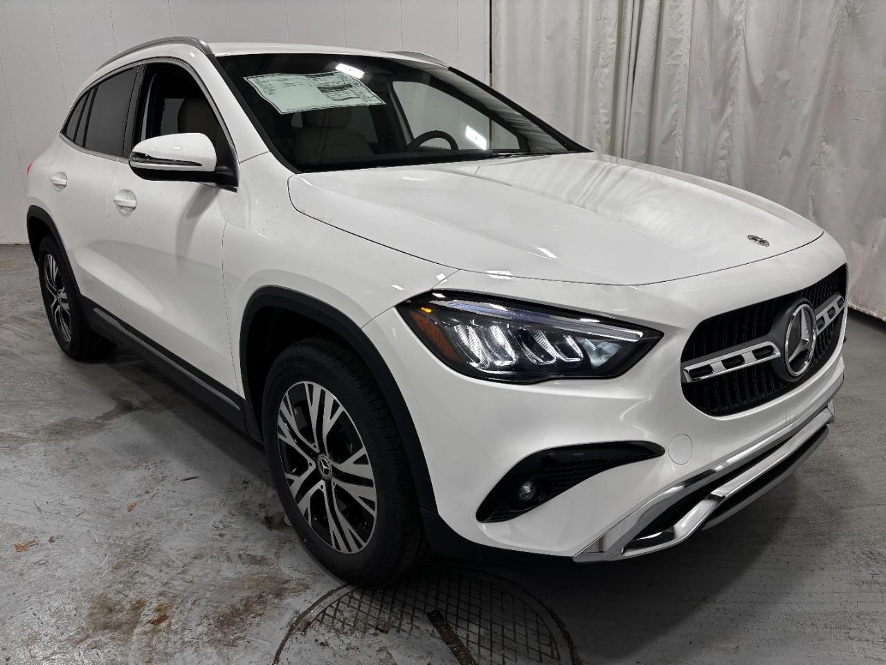 Mercedes-Benz GLA Vehicle Full-screen Gallery Image 6