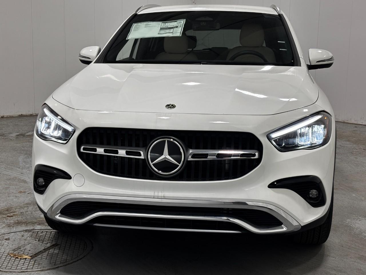 Mercedes-Benz GLA Vehicle Full-screen Gallery Image 7
