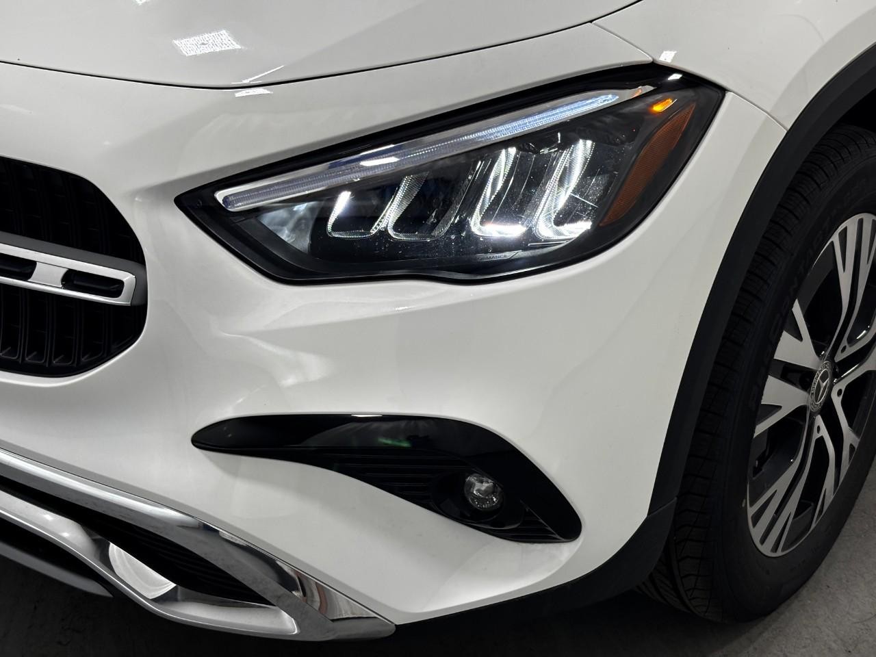 Mercedes-Benz GLA Vehicle Full-screen Gallery Image 9