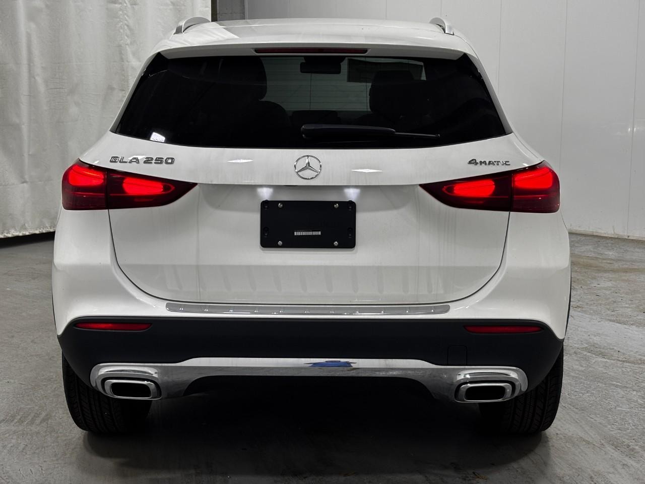 Mercedes-Benz GLA Vehicle Full-screen Gallery Image 10