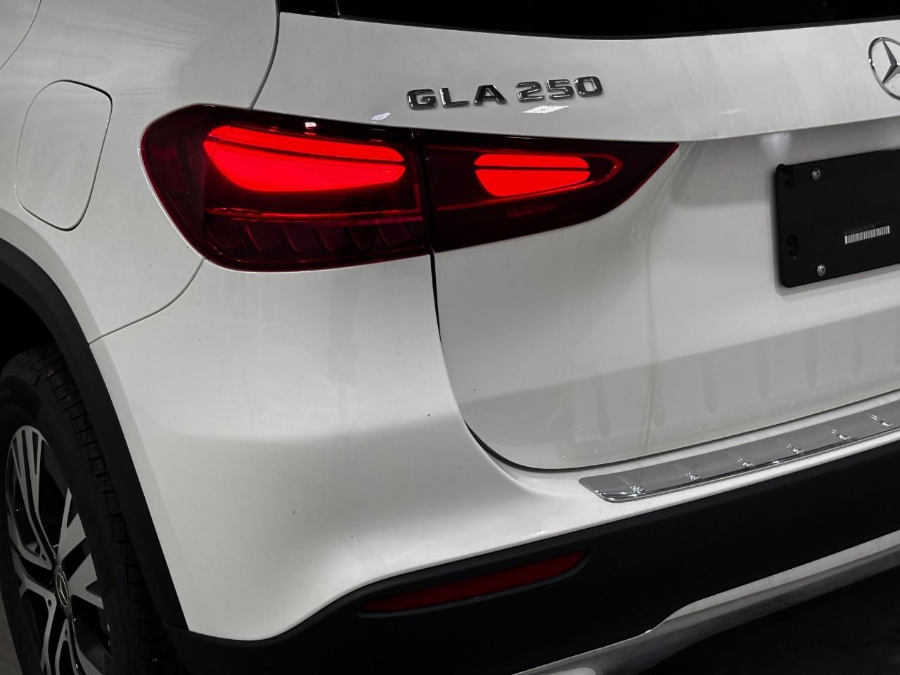 Mercedes-Benz GLA Vehicle Full-screen Gallery Image 11