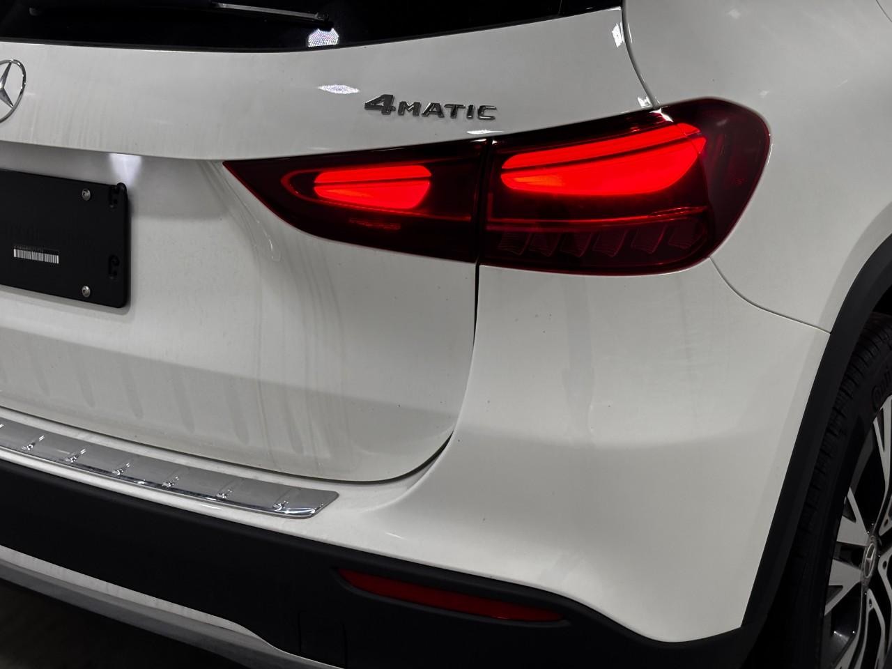 Mercedes-Benz GLA Vehicle Full-screen Gallery Image 12