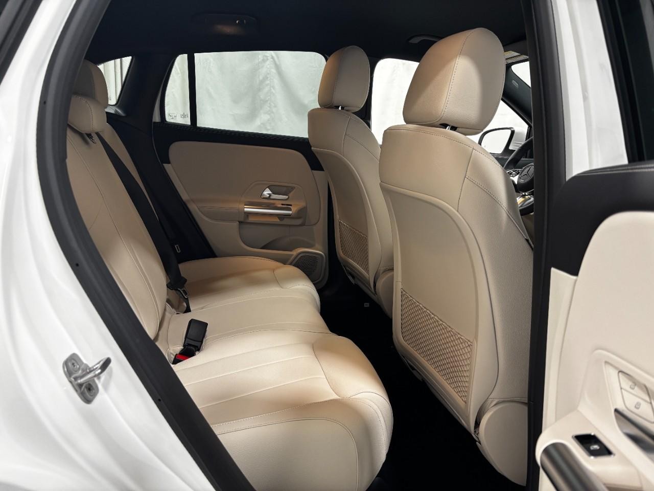 Mercedes-Benz GLA Vehicle Full-screen Gallery Image 13