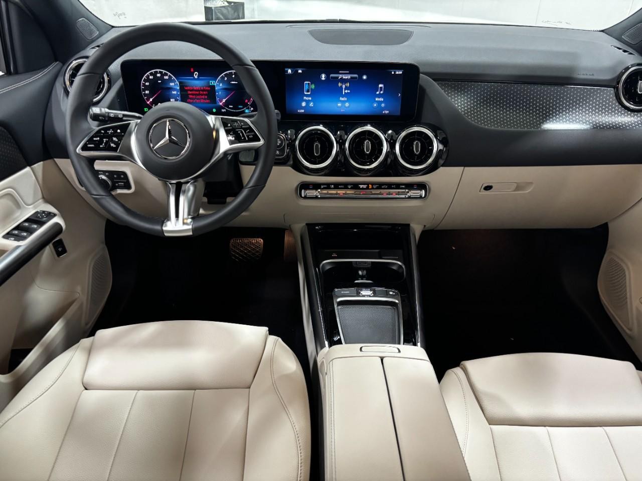 Mercedes-Benz GLA Vehicle Full-screen Gallery Image 14