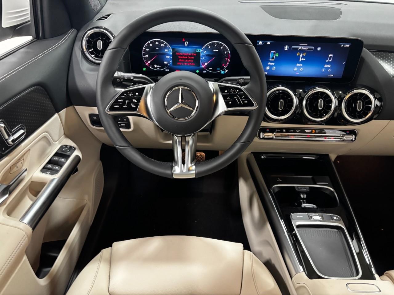 Mercedes-Benz GLA Vehicle Full-screen Gallery Image 15