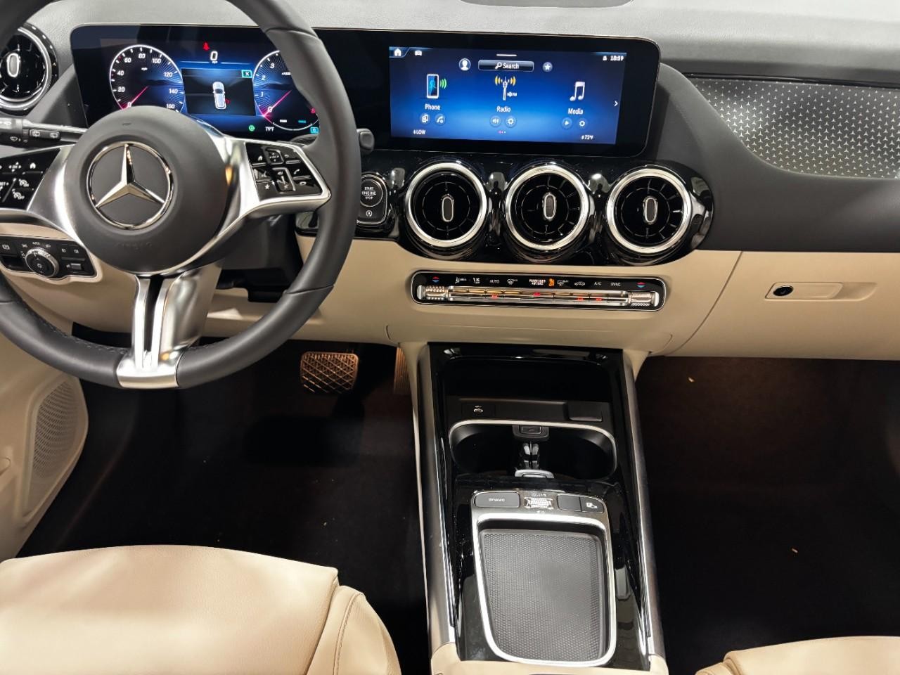 Mercedes-Benz GLA Vehicle Full-screen Gallery Image 16