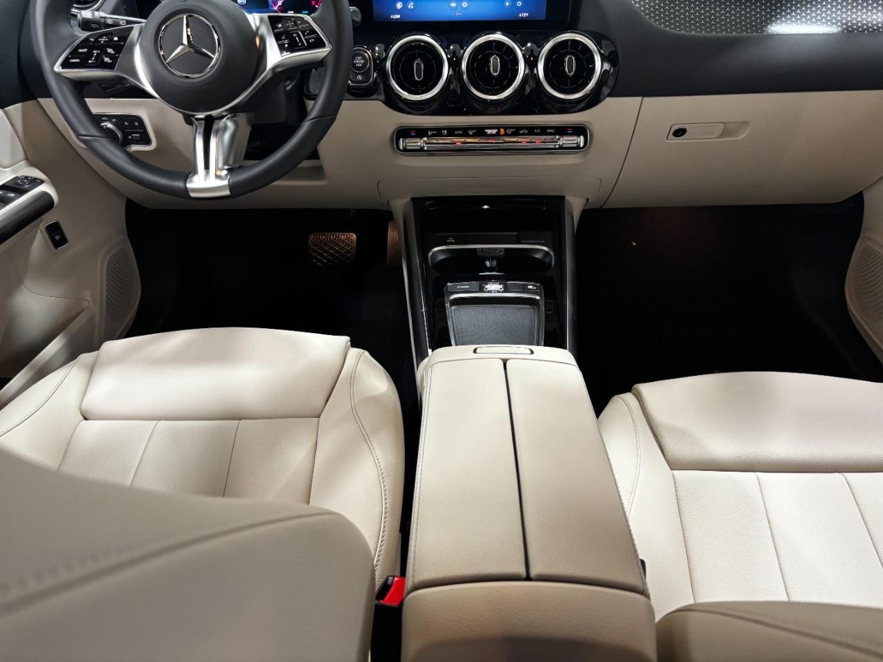 Mercedes-Benz GLA Vehicle Full-screen Gallery Image 17