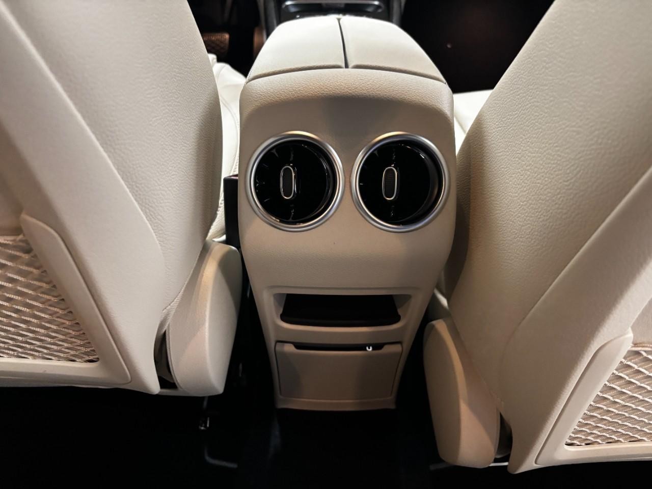 Mercedes-Benz GLA Vehicle Full-screen Gallery Image 18