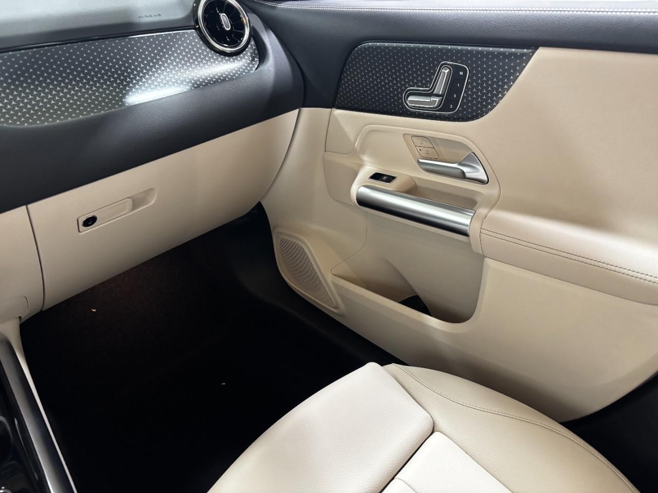 Mercedes-Benz GLA Vehicle Full-screen Gallery Image 19