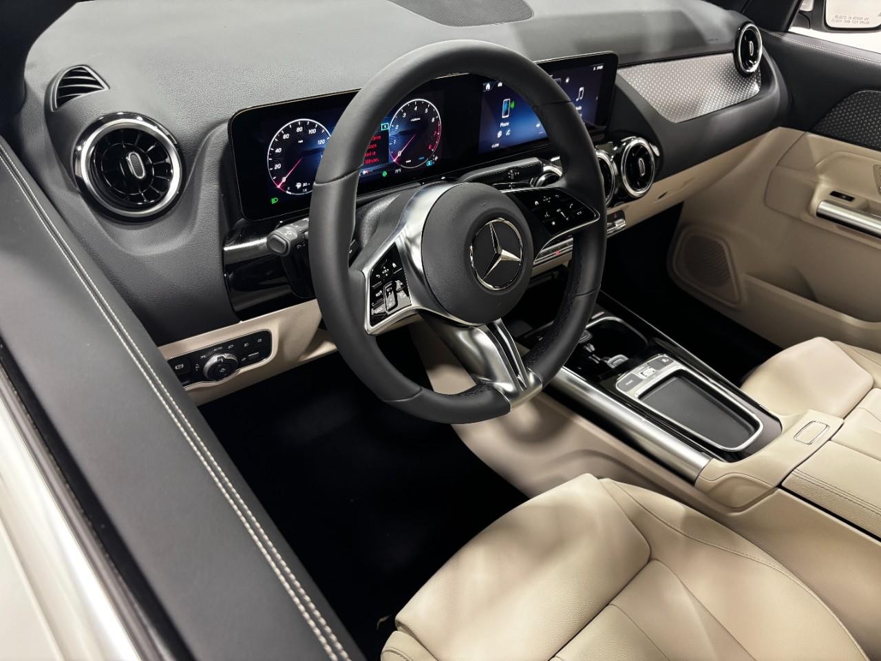 Mercedes-Benz GLA Vehicle Full-screen Gallery Image 20