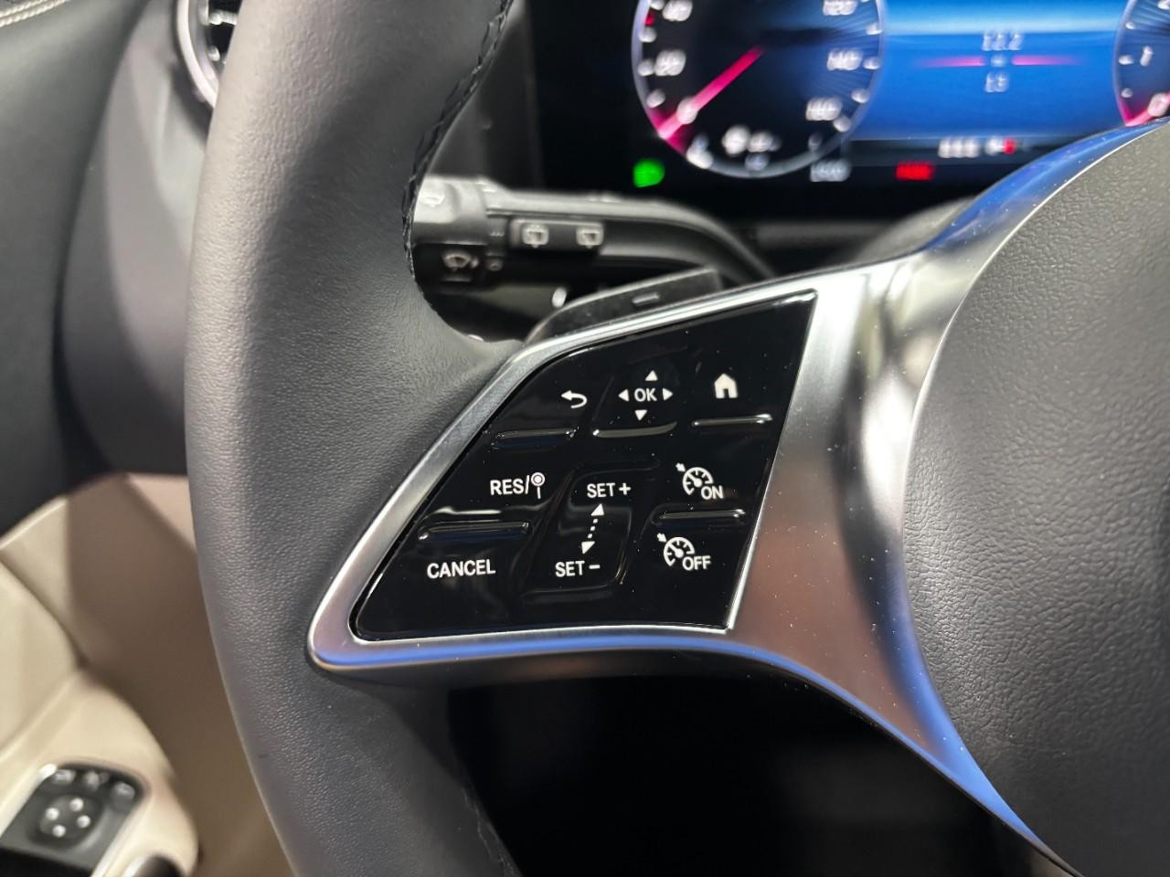 Mercedes-Benz GLA Vehicle Full-screen Gallery Image 21