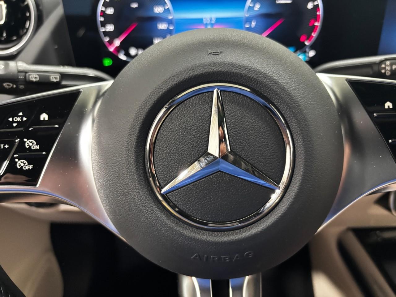 Mercedes-Benz GLA Vehicle Full-screen Gallery Image 22