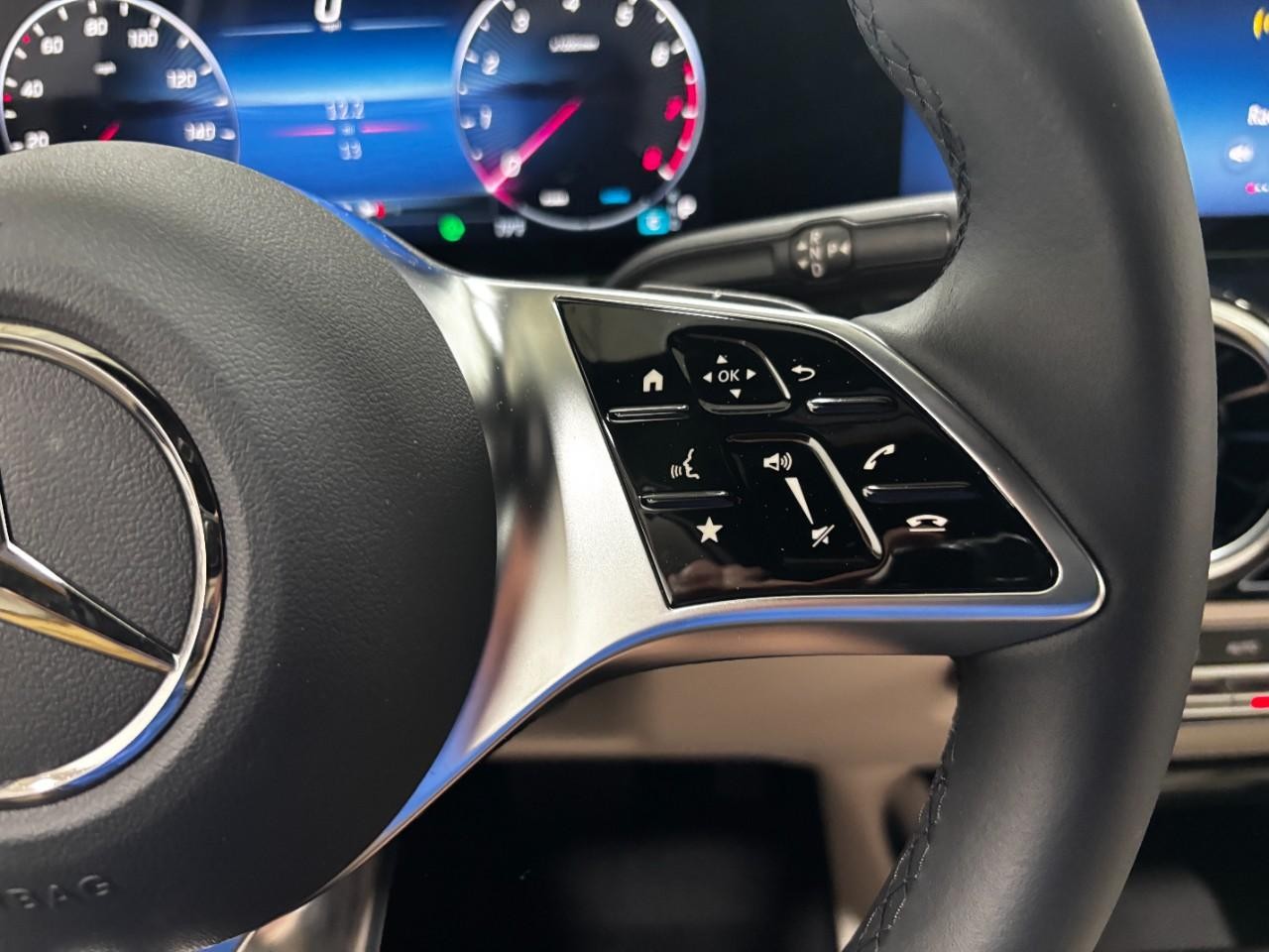 Mercedes-Benz GLA Vehicle Full-screen Gallery Image 23