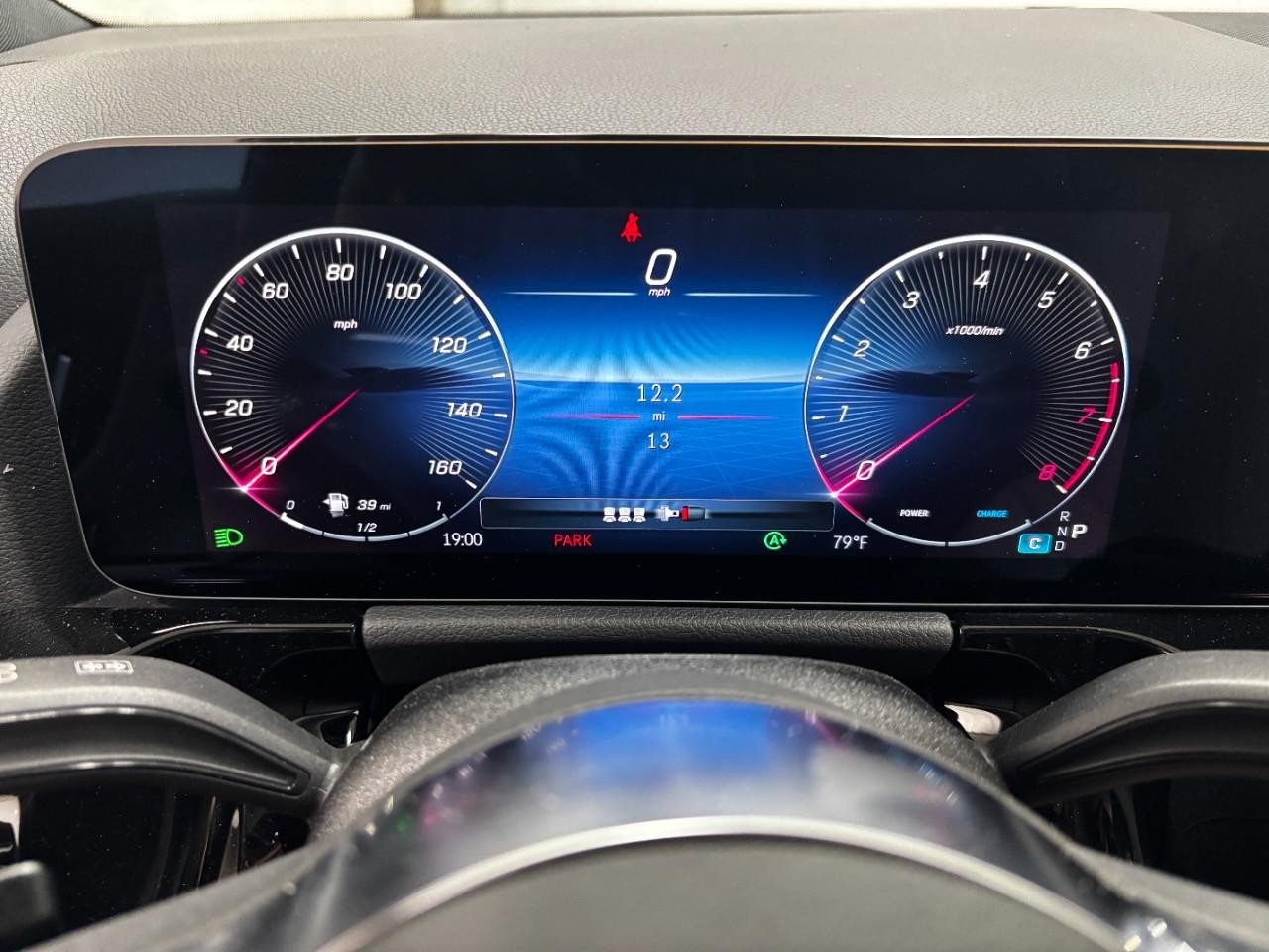 Mercedes-Benz GLA Vehicle Full-screen Gallery Image 24