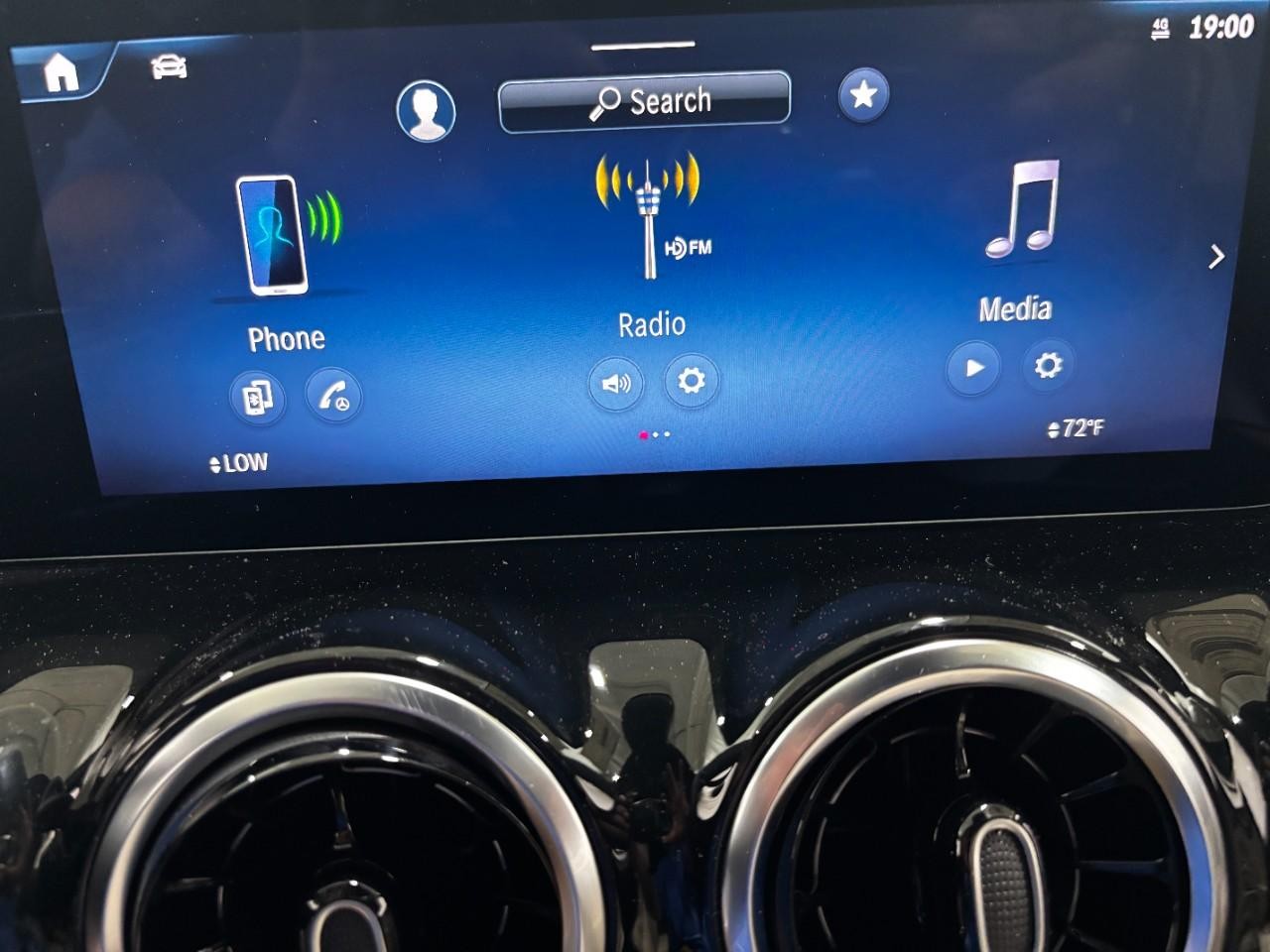 Mercedes-Benz GLA Vehicle Full-screen Gallery Image 25