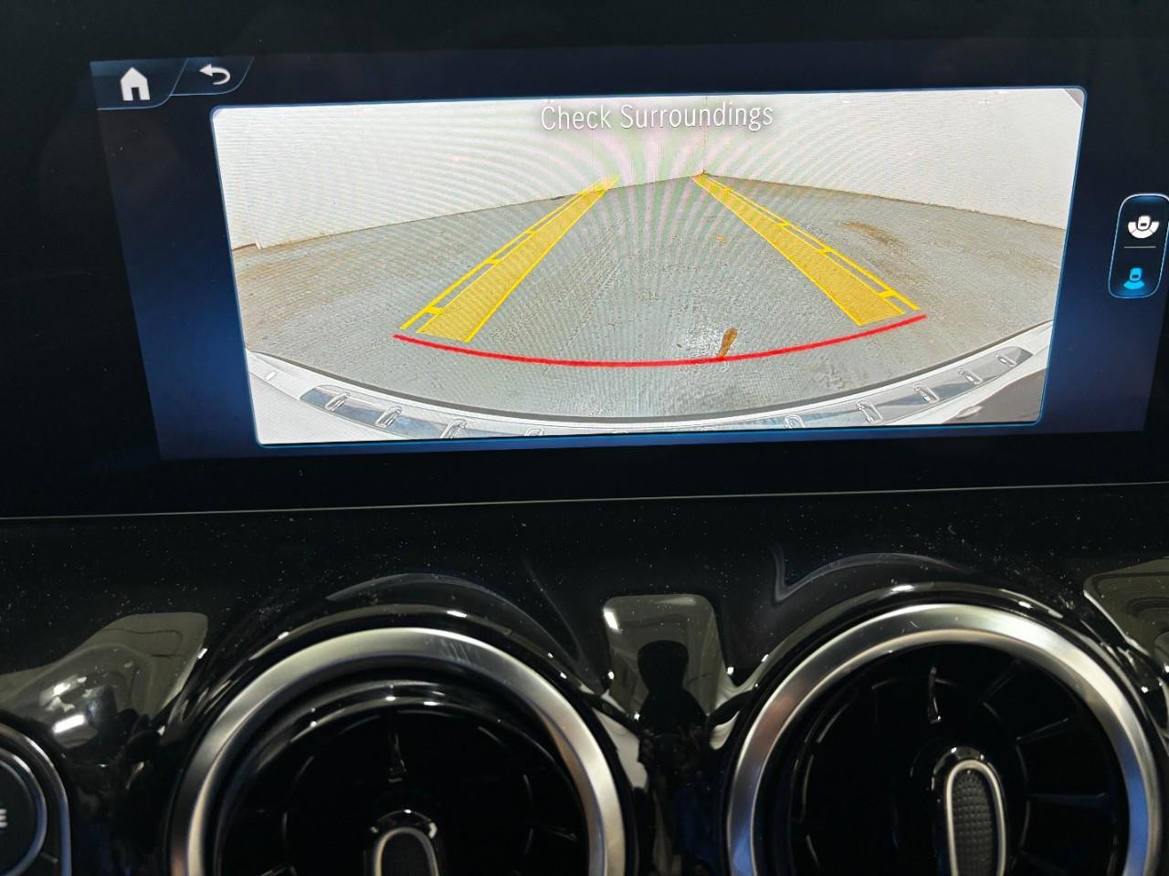 Mercedes-Benz GLA Vehicle Full-screen Gallery Image 26