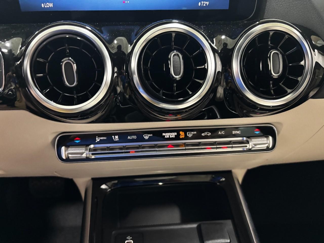 Mercedes-Benz GLA Vehicle Full-screen Gallery Image 27