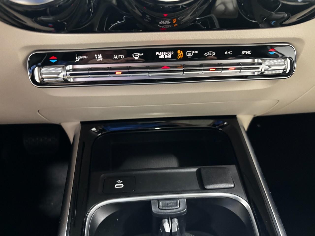 Mercedes-Benz GLA Vehicle Full-screen Gallery Image 28