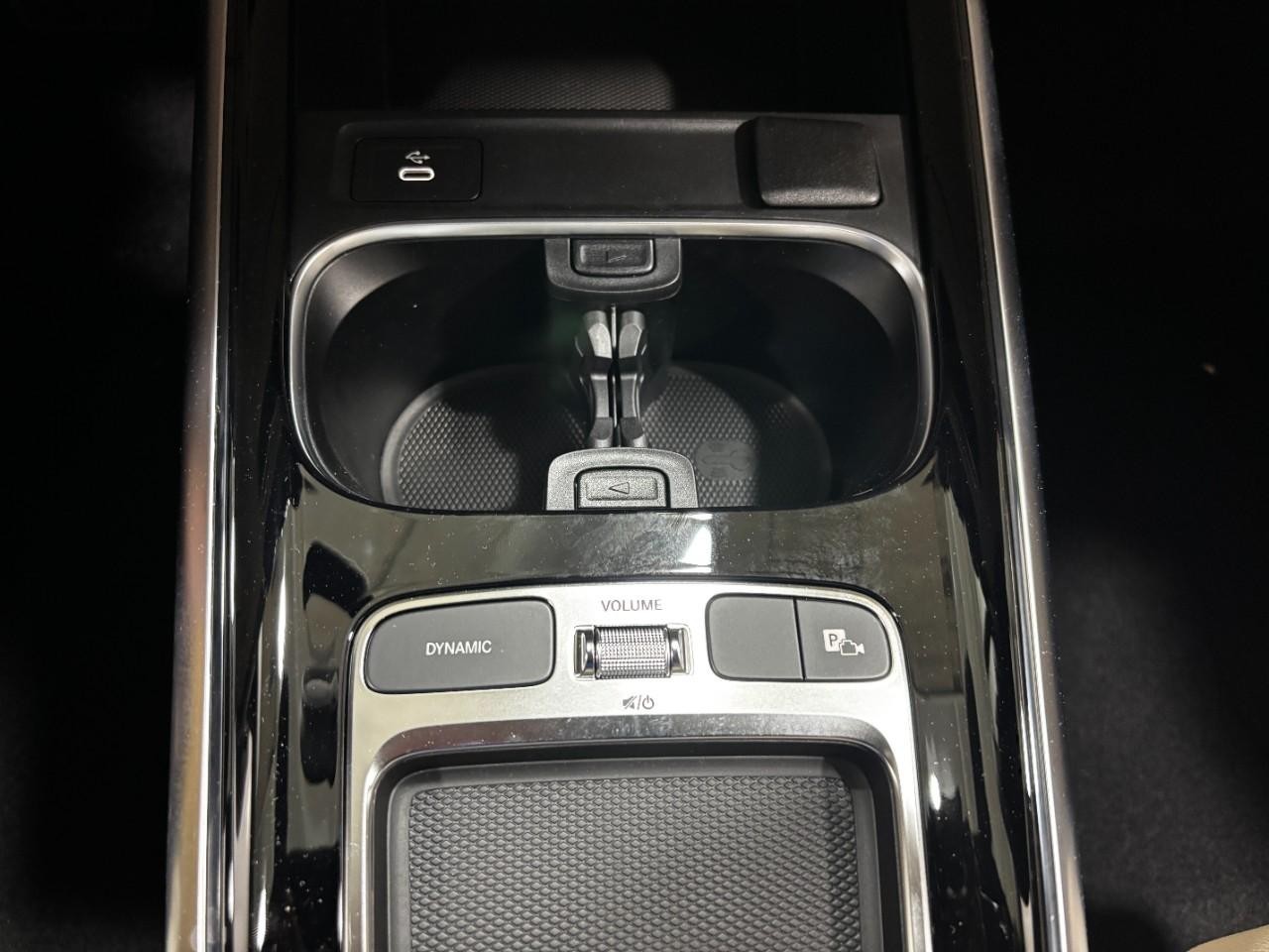 Mercedes-Benz GLA Vehicle Full-screen Gallery Image 29