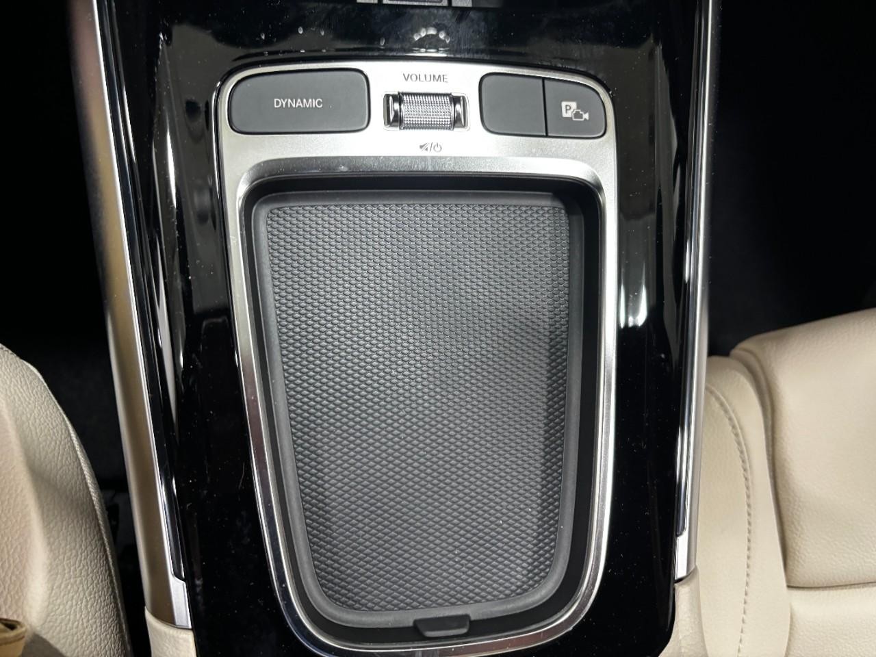 Mercedes-Benz GLA Vehicle Full-screen Gallery Image 30