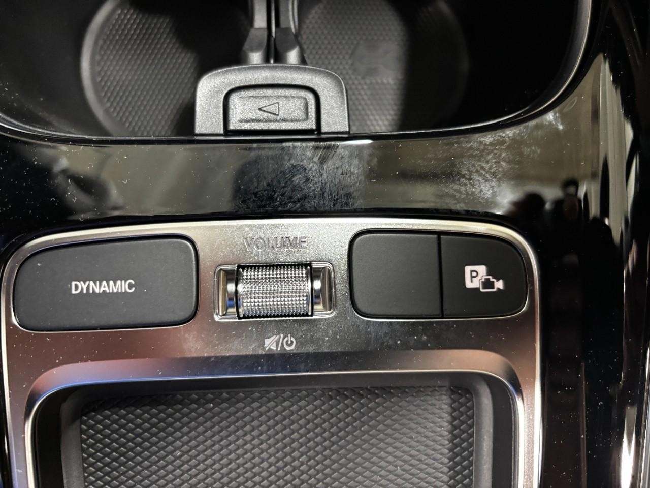 Mercedes-Benz GLA Vehicle Full-screen Gallery Image 31