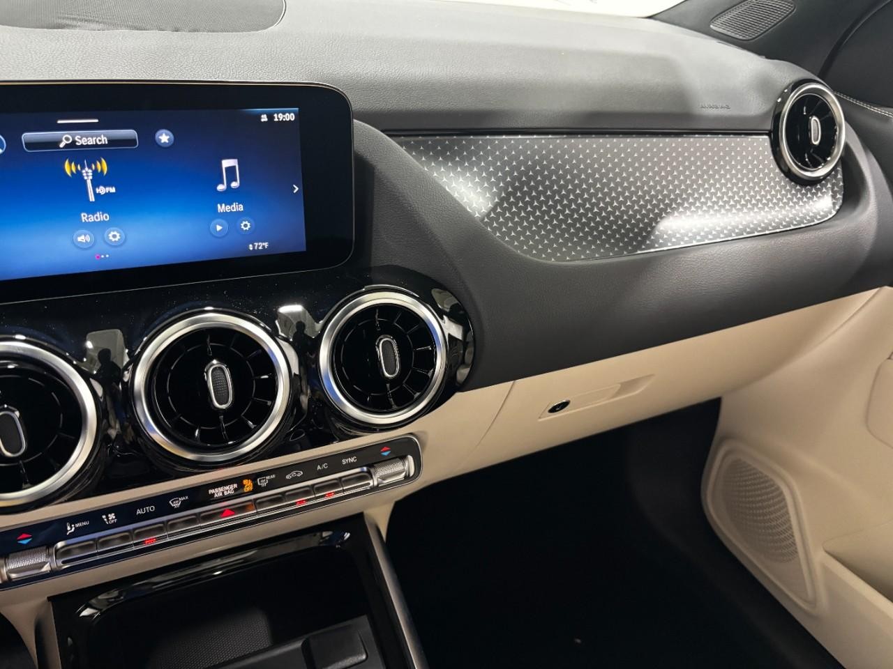 Mercedes-Benz GLA Vehicle Full-screen Gallery Image 32