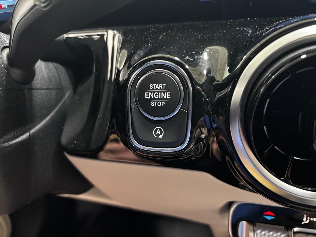 Mercedes-Benz GLA Vehicle Full-screen Gallery Image 33