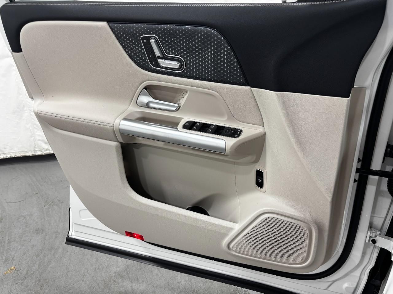 Mercedes-Benz GLA Vehicle Full-screen Gallery Image 34