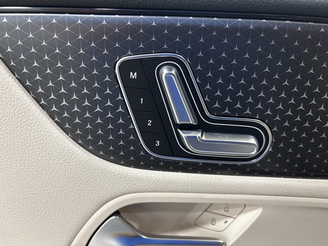 Mercedes-Benz GLA Vehicle Full-screen Gallery Image 35