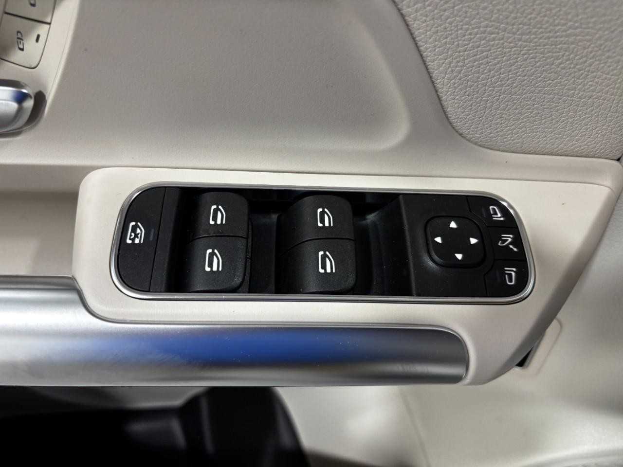 Mercedes-Benz GLA Vehicle Full-screen Gallery Image 37