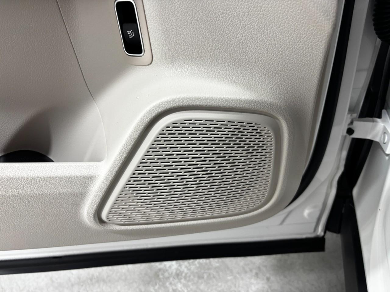 Mercedes-Benz GLA Vehicle Full-screen Gallery Image 38