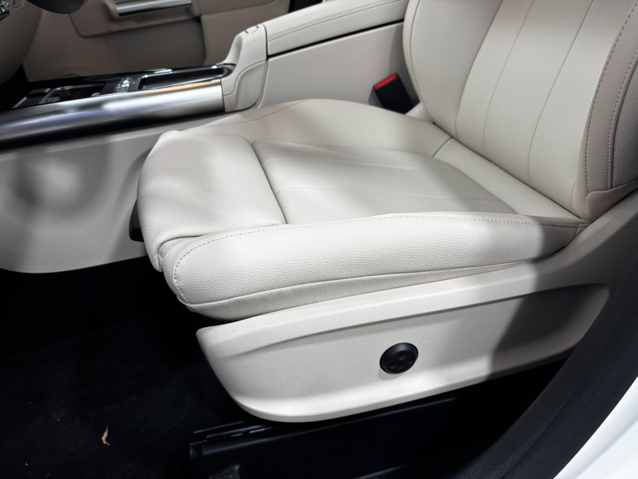 Mercedes-Benz GLA Vehicle Full-screen Gallery Image 39